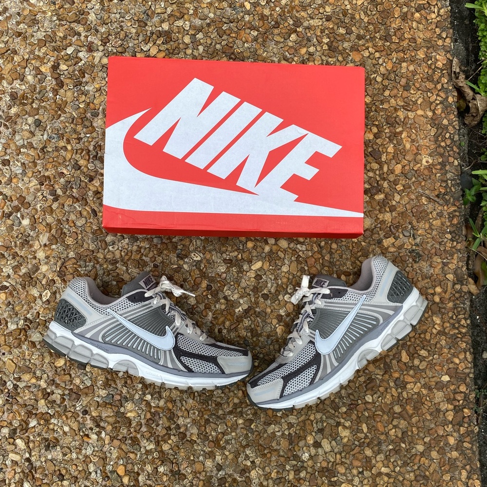 Nike Vomero 5 iron ore